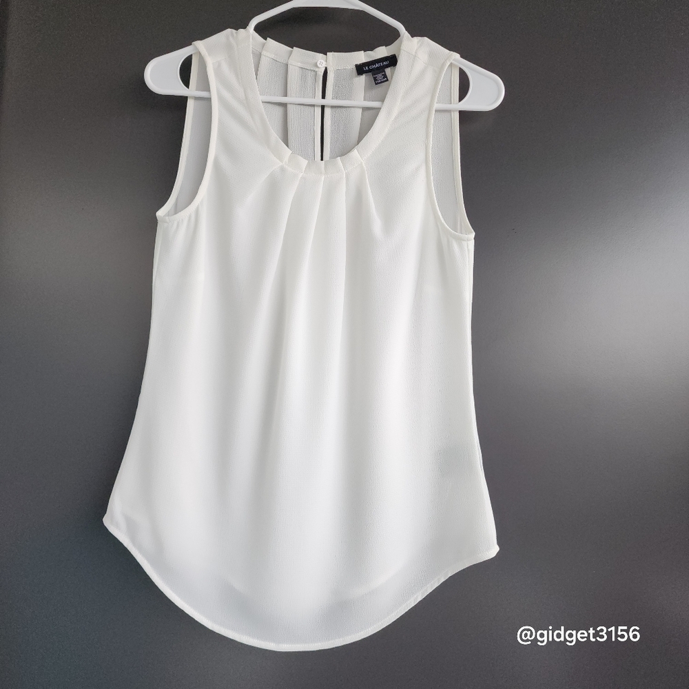 NWOT  WHITE PLEATED SLEEVELESS BLOUSE BY LE CHATEAU - SIZE XXS